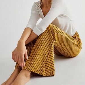 Free people slim pull on velvet flare pants S